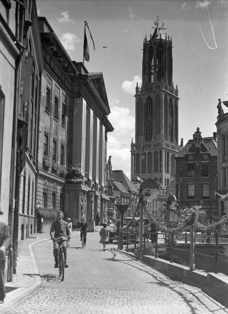 Fietser op de Stadhuisbrug en Domtoren - 1931, Utrecht - Catch Utrecht